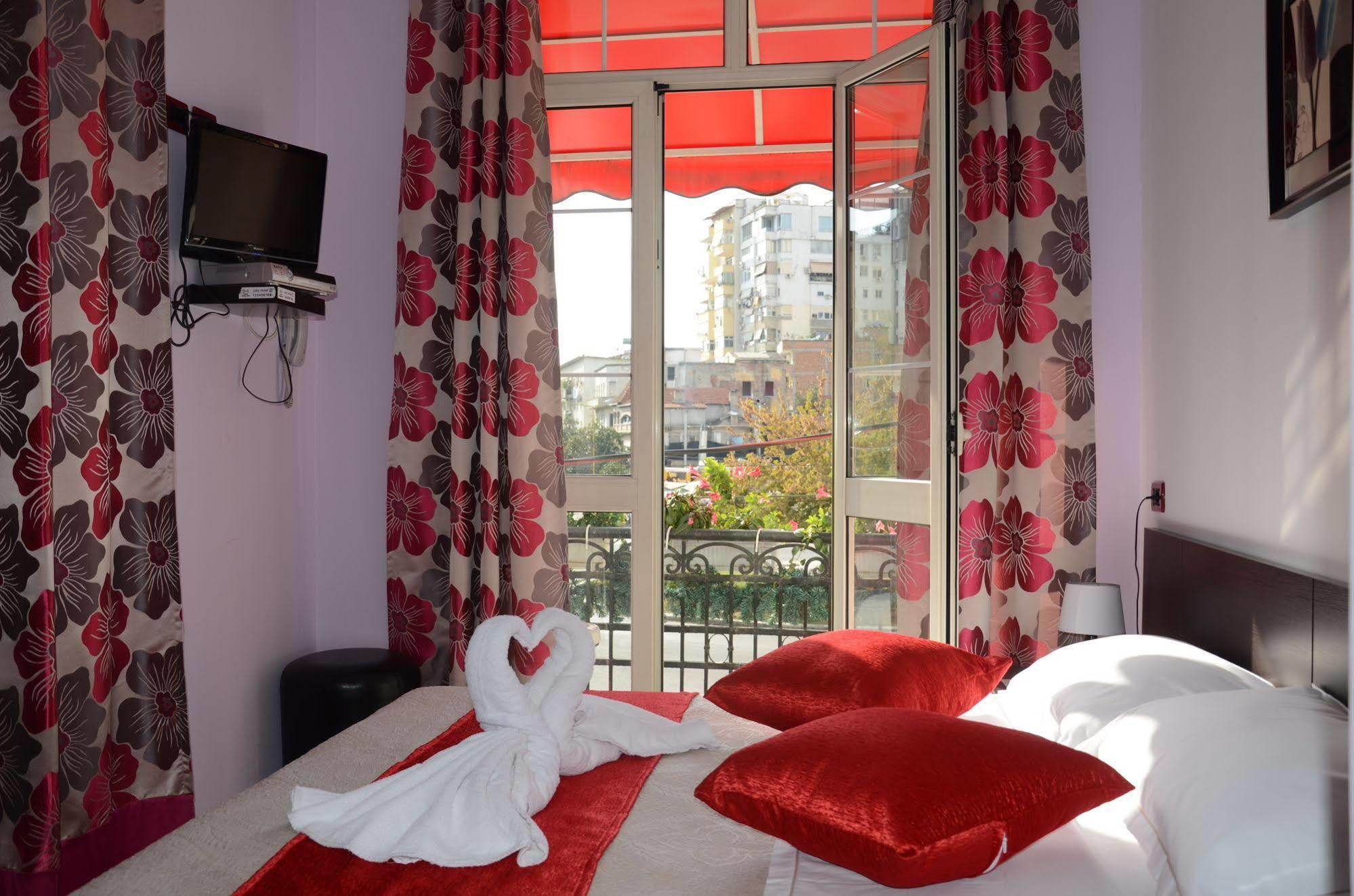 Jolly City Center Hotel Tirana Bagian luar foto